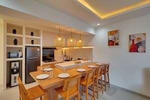 Villa, Balkon, Poolblick | Esszimmer