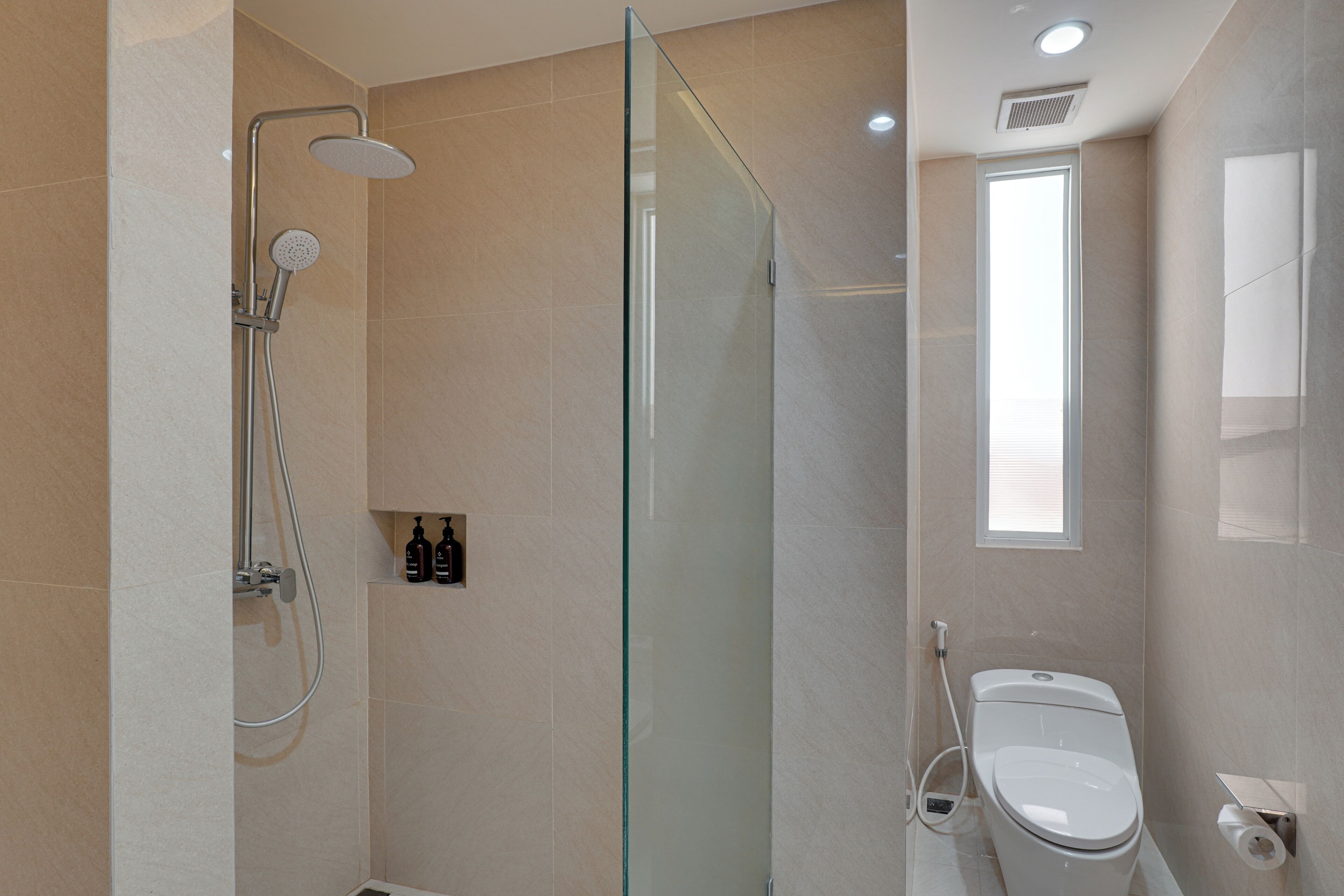 Vila, balkon, pemandangan kolam renang | Kamar mandi | Pengering rambut, handuk, sabun, dan sampo
