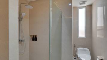 Vila, balkon, pemandangan kolam renang | Kamar mandi | Pengering rambut, handuk, sabun, dan sampo