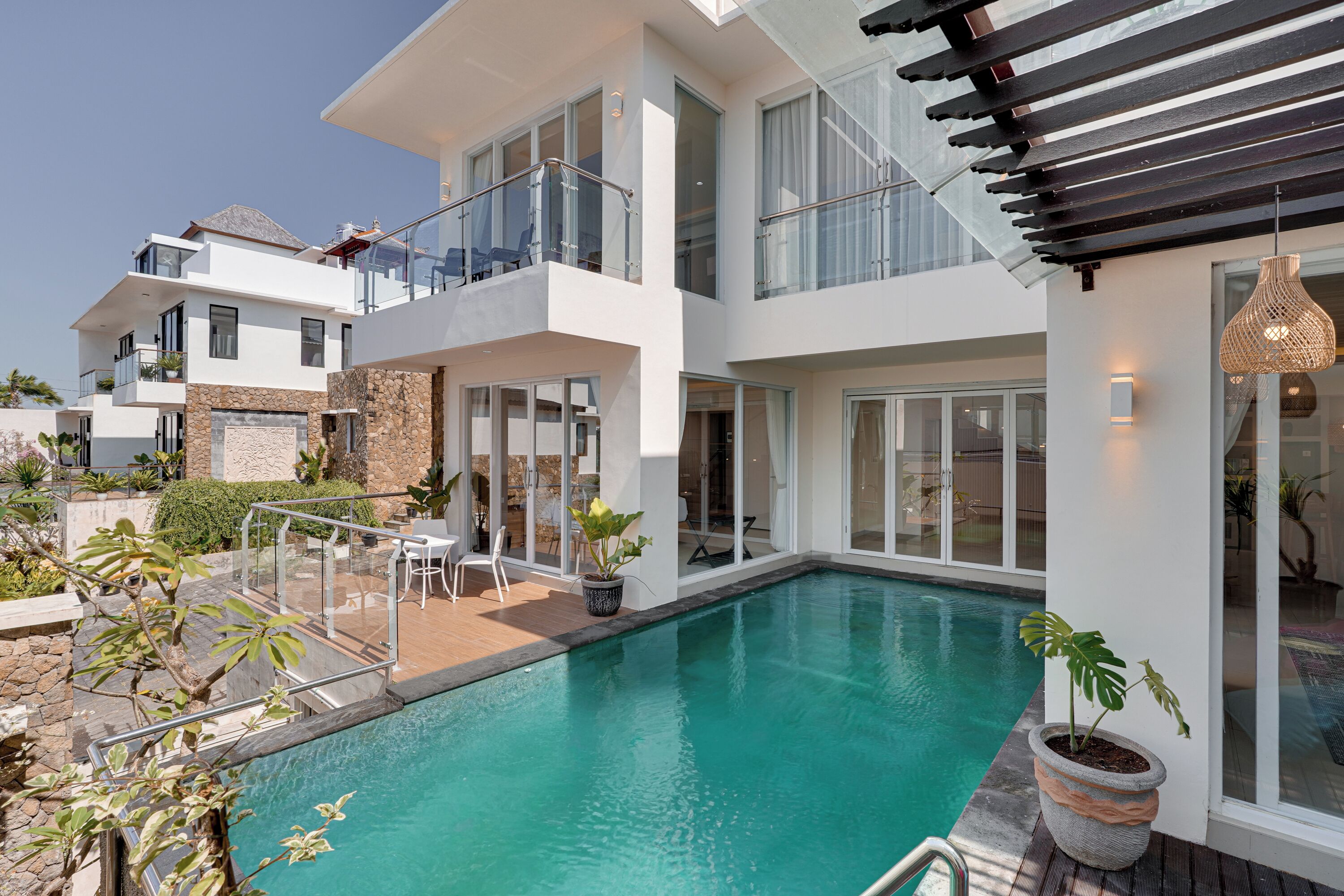 Una piscina al aire libre