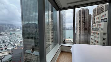 Deluxe Room | Desk, blackout curtains, free WiFi