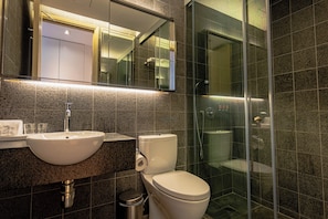 Shower, hair dryer, slippers, towels - Twenty One Whitfield (Hong Kong)