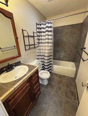 Hair dryer, towels, soap, toilet paper - Cozy 1-bedroom townhome in Lafayette (Lafayette)