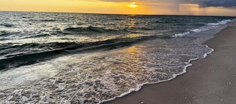 4BR Beach & Boating Escape - Sleeps 10