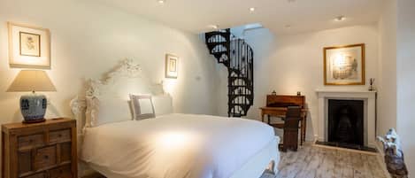 Iron/ironing board, bed sheets