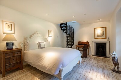 Landscove House - Eight Bedroom Villa, Sleeps 16