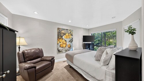 Juanita 2 by Avantstay Beamed Cabin + Pool + Balcony Diamond Peak + Lake Tahoe