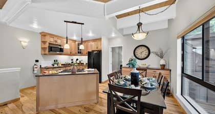 Juanita 2 by Avantstay Beamed Cabin + Pool + Balcony Diamond Peak + Lake Tahoe