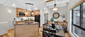 Juanita 2 by Avantstay Beamed Cabin + Pool + Balcony Diamond Peak + Lake Tahoe