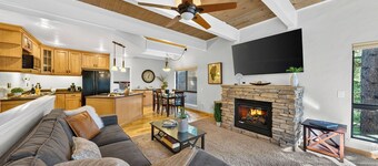 Juanita 2 by Avantstay Beamed Cabin + Pool + Balcony Diamond Peak + Lake Tahoe