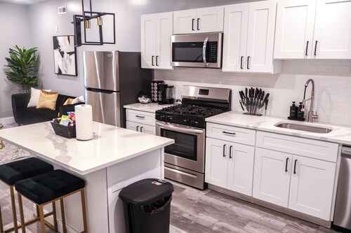 Modern 2BR/2BA Retreat w/ Private Rooftop Near University City