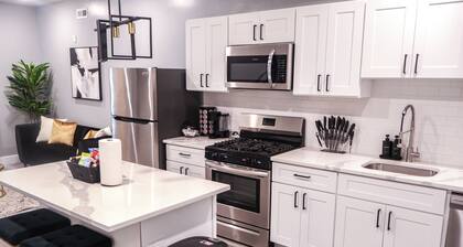 Modern 2BR/2BA Retreat w/ Private Rooftop Near University City