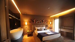 Una camera da letto moderna con un grande letto, comodini, una lampada a parete e un elemento decorativo a parete.