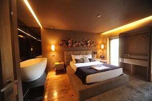 A modern bedroom with a large bed, bedside tables, a wall-mounted light fixture, and a decorative wall piece. - Rio Moment S (Castelo de Paiva)