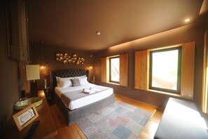 A bedroom with a large bed, a bedside table, a lamp, a wall clock, and a window with wooden shutters. - Rio Moment S (Castelo de Paiva)