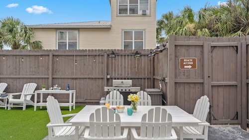 Emerald Retreat by Avantstay Sleeps 44 + Pool + Spa Theater + Game Room Walk to Beach