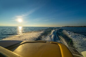 A boat's interior with a view of the water and a distant shoreline. - Bodenseezeit Apartmenthotel Garni (Wangen im Allgäu)