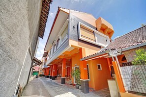 A multi-story building with a prominent entrance and a covered area. - Flagship 90768 Endrayanti Inn Syariah (Yogyakarta)