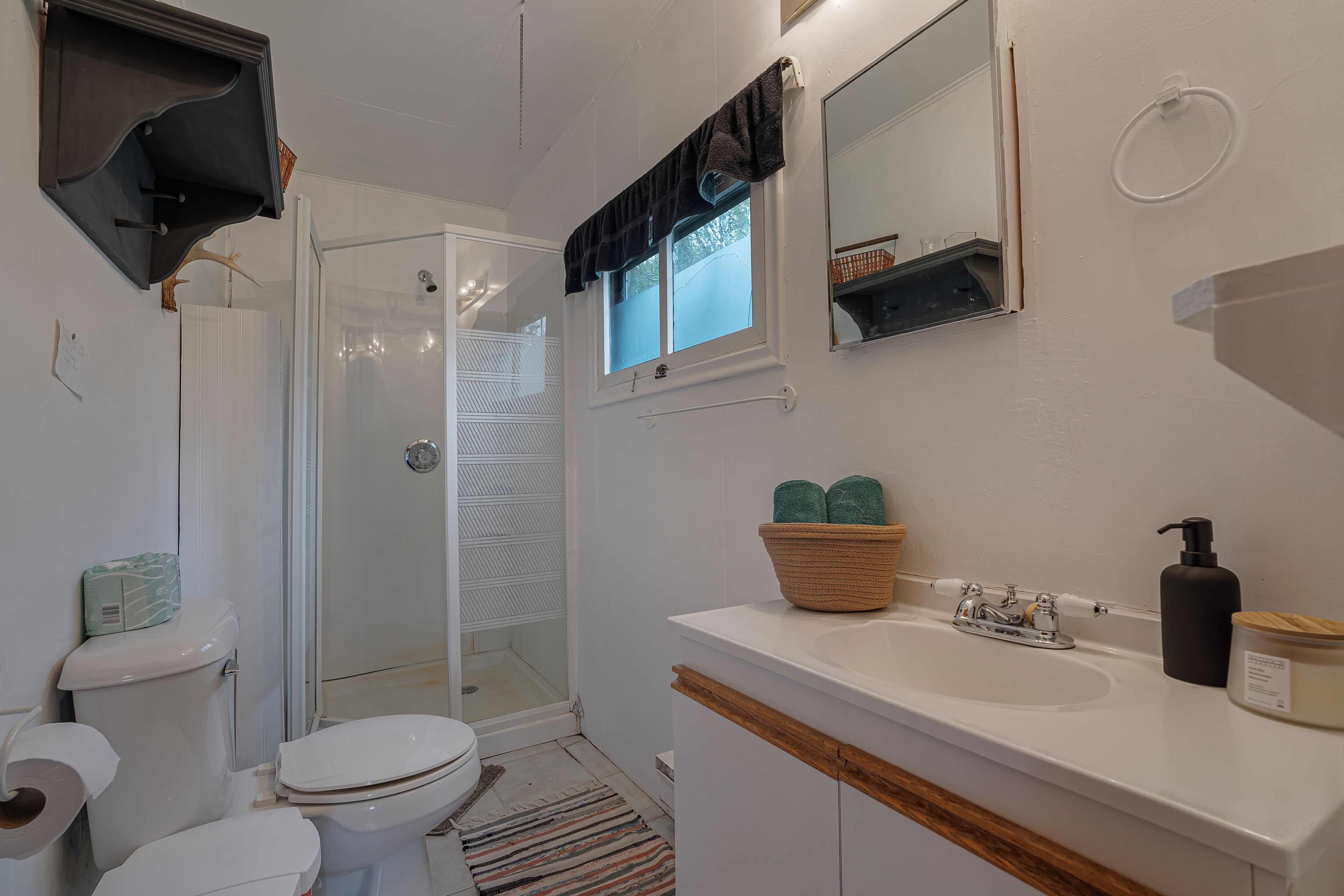 Towels, soap, shampoo, toilet paper