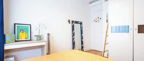 1 chambre, fer et planche à repasser, accès à Internet, literie fournie