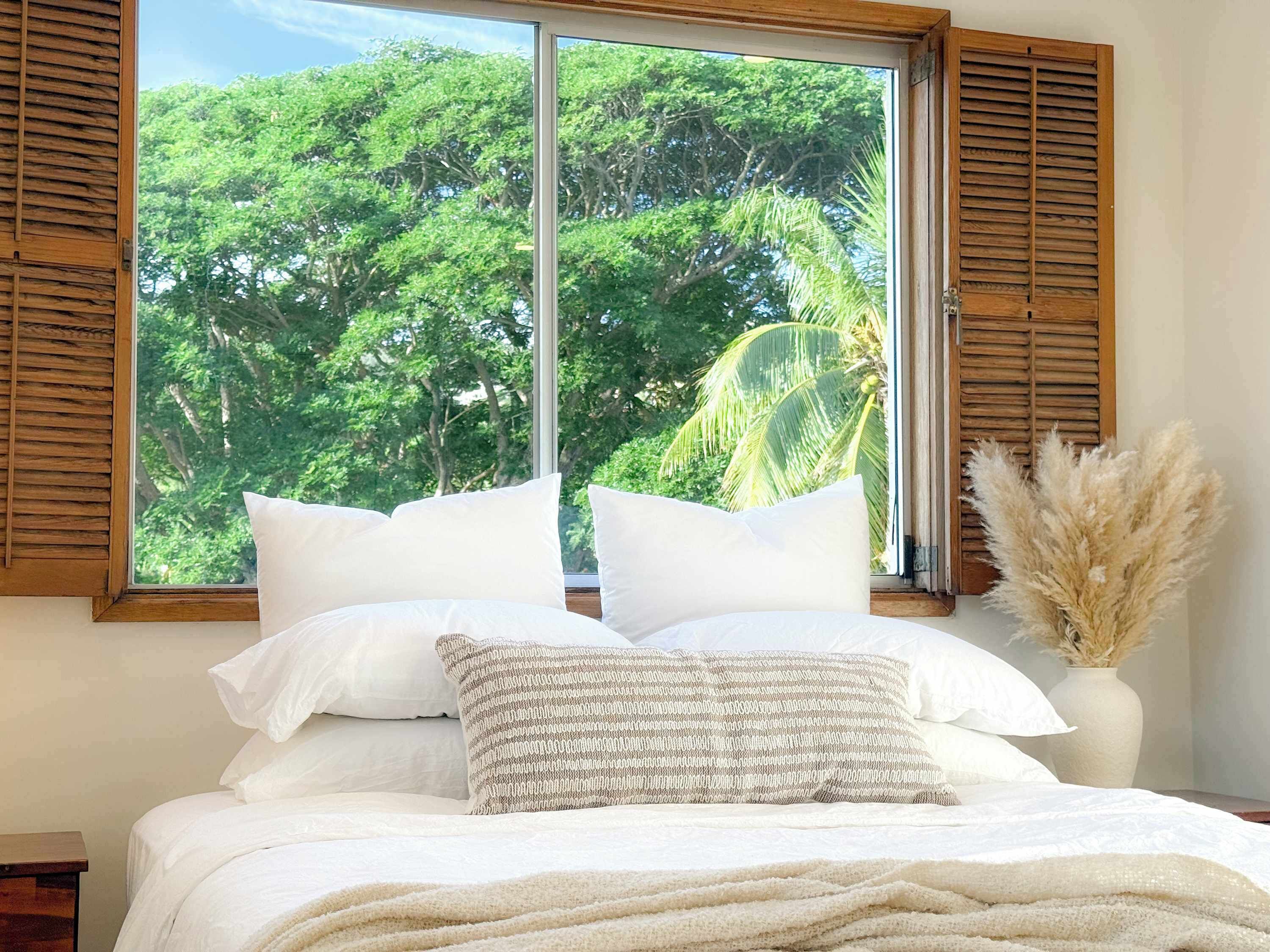 Tabla de planchar con plancha y ropa de cama 