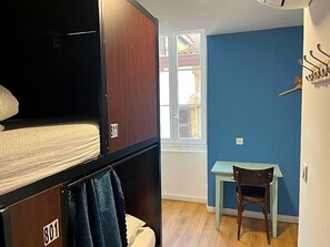 A room with a bunk bed, a desk, and a chair. - Hostel 20 Bayonne (Bayonne)