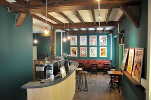 En bar med træbjælker, en bardisk og bænke.