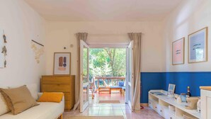 Una stanza con un letto, una scrivania, una sedia, una finestra e vista sull'esterno.