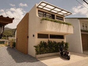 Exterior - Enjoy a stay in a thoughtfully designed home located just 15 meters from the sea (Tambon Ko Pha-ngan)