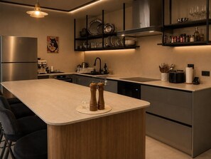 Private kitchen - Enjoy a stay in a thoughtfully designed home located just 15 meters from the sea (Tambon Ko Pha-ngan)