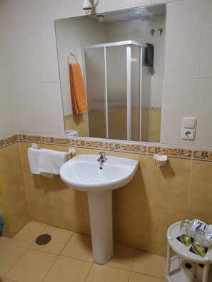 A bathroom with a pedestal sink, a mirror, a shower enclosure, and a toilet. - Hotel Mesv N El Nv Mero Uno (Antequera)