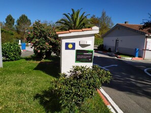 Naamplaatje voor een motel, met een helder uitzicht op de omgeving, inclusief een weg en begroeiing.