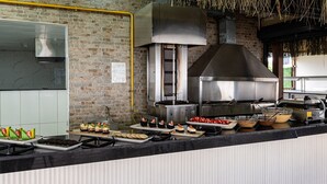 Una cocina con paredes de ladrillo, un horno de acero inoxidable y una encimera con alimentos.