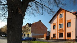 Un edificio a due piani con un cartello che riporta 'HOTEL NAAMESTI'.