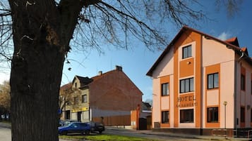 A two-story building with a sign reading 'HOTEL NAAMESTI.'