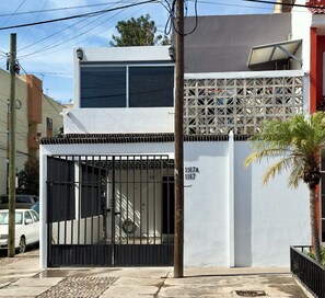 Exterior - Spacious 5-bedroom apartment in charming Zapopan with AC (Zapopan)