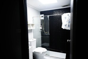 A modern bathroom with a glass shower enclosure, a toilet, and a bathtub. - Golden Star Pattaya By Zuzu (Pattaya)