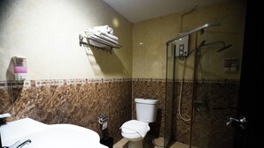 Un bagno con un lavandino bianco, un water e una doccia vetrata.