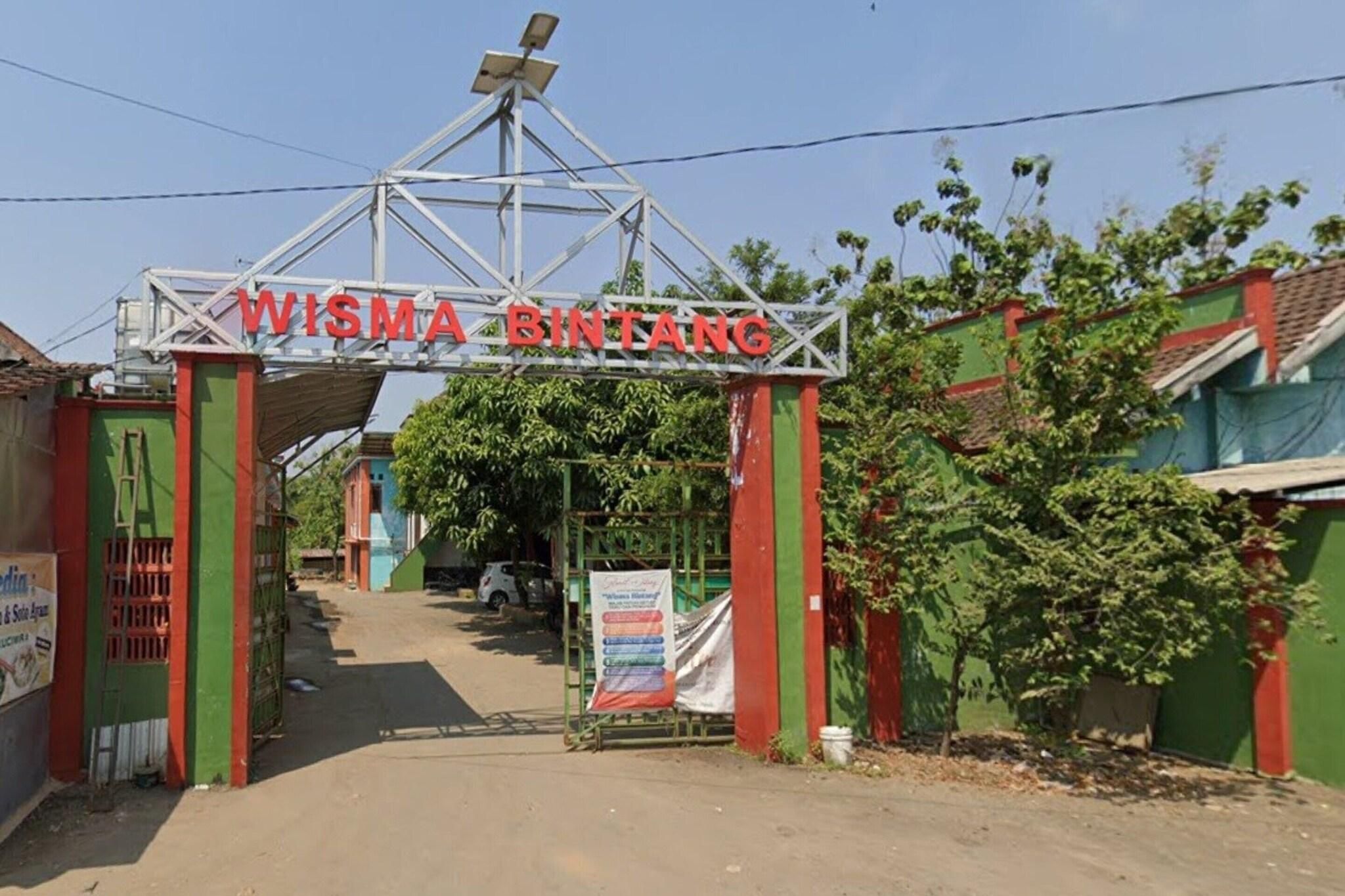 A gated entrance with a sign reading 'VISMA BINTANG' and a solar panel above.