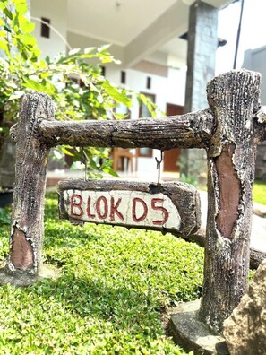 A rustic wooden sign with the inscription 'BLOK D5' mounted on a simple metal frame. - Sf Homey Galaxy Resort (Cipanas)