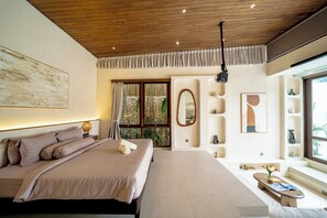 Ein modernes Schlafzimmer mit einem großen Bett, einer Holzbalkendecke, einem großen Fenster und einem wandmontierten Spiegel.