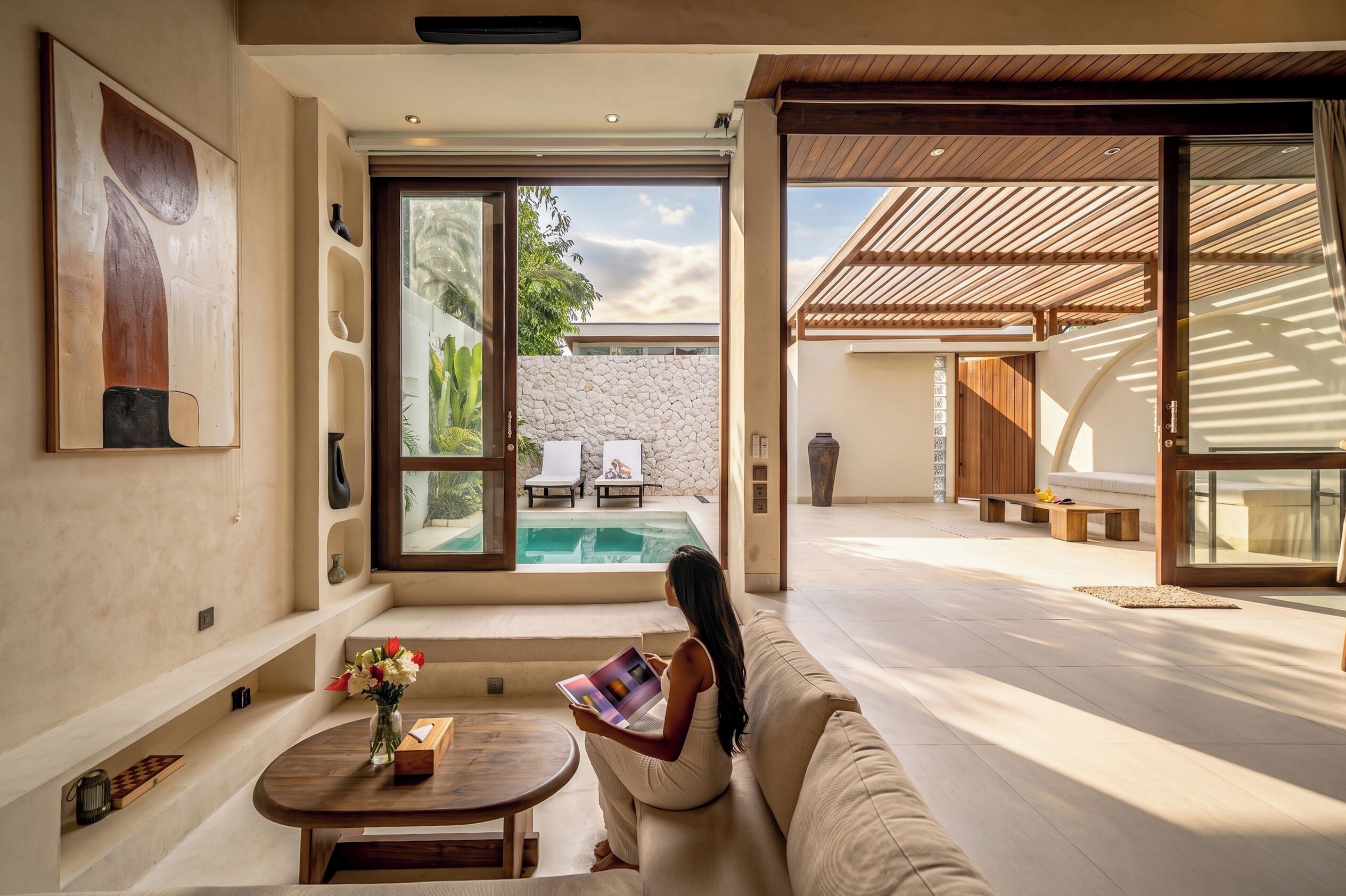 Una piscina al aire libre, sillones reclinables de piscina