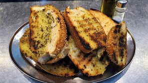 Une assiette de pain grillé saupoudré de graines de sésame et d’herbes aromatiques.