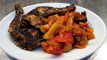 Prato com frango grelhado e legumes assados.