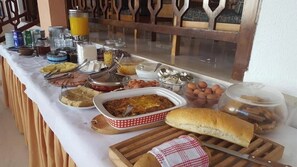 Ein Buffet mit verschiedenen Speisen, darunter Fleisch, Käse und Brot.