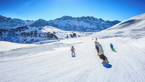 Eine verschneite Berglandschaft mit Skifahrern.