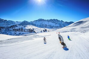 A snowy mountain landscape with skiers. - Etable Des Crosets (Val d'Illiez)
