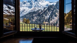 A room with a view of snow-capped mountains through a window. - Etable Des Crosets (Val d'Illiez)
