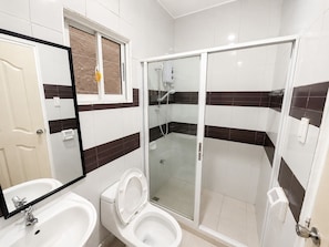 Chambre Standard | Salle de bain | Serviettes fournies, savon, shampoing, papier toilette
