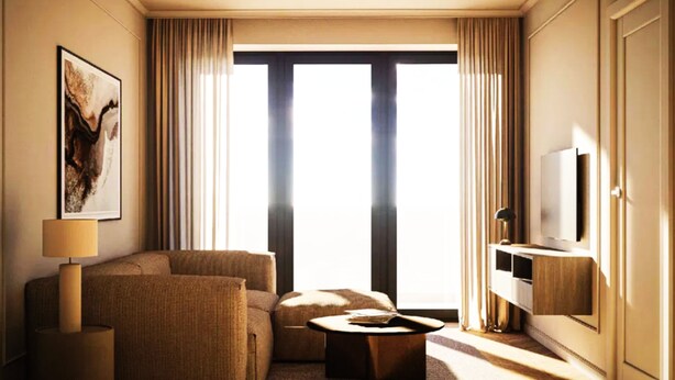 Ein Hotelzimmer mit einer Couch, einem Couchtisch, einem Fernseher und einem großen Fenster mit Vorhängen.